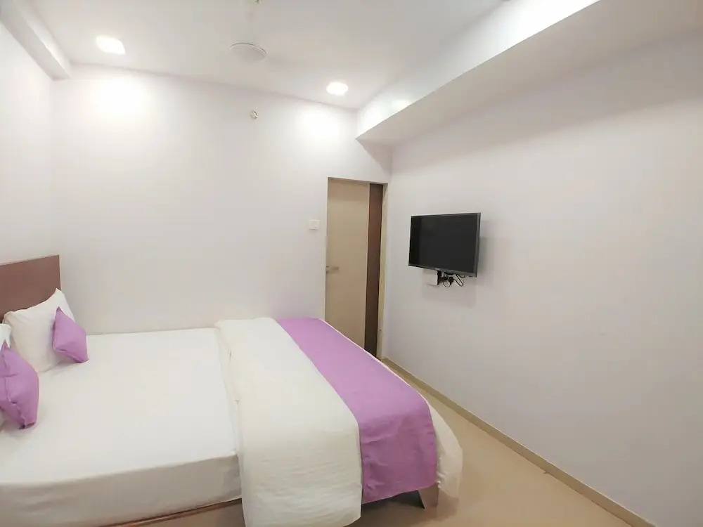 Hotel Mangal Residency Lonavala !! 600 Mts From Lonavala Railway Station !! Couple Friendly !!