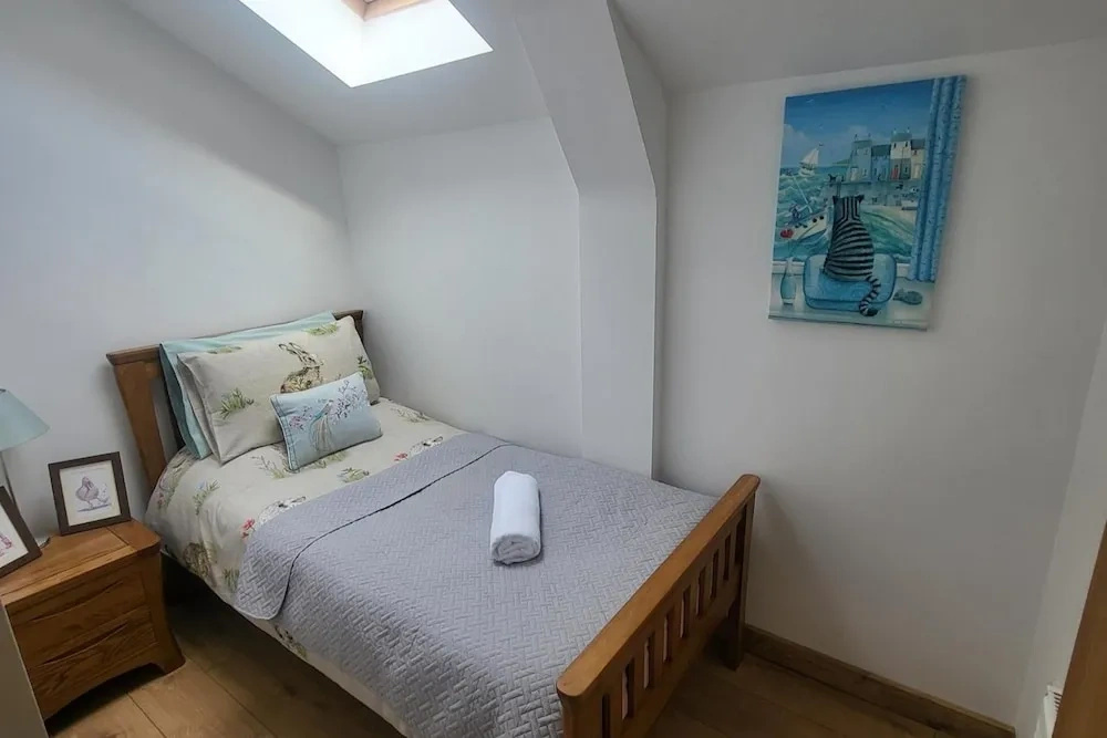 Cottage Sleeps 5 With Hot Tub and Parking