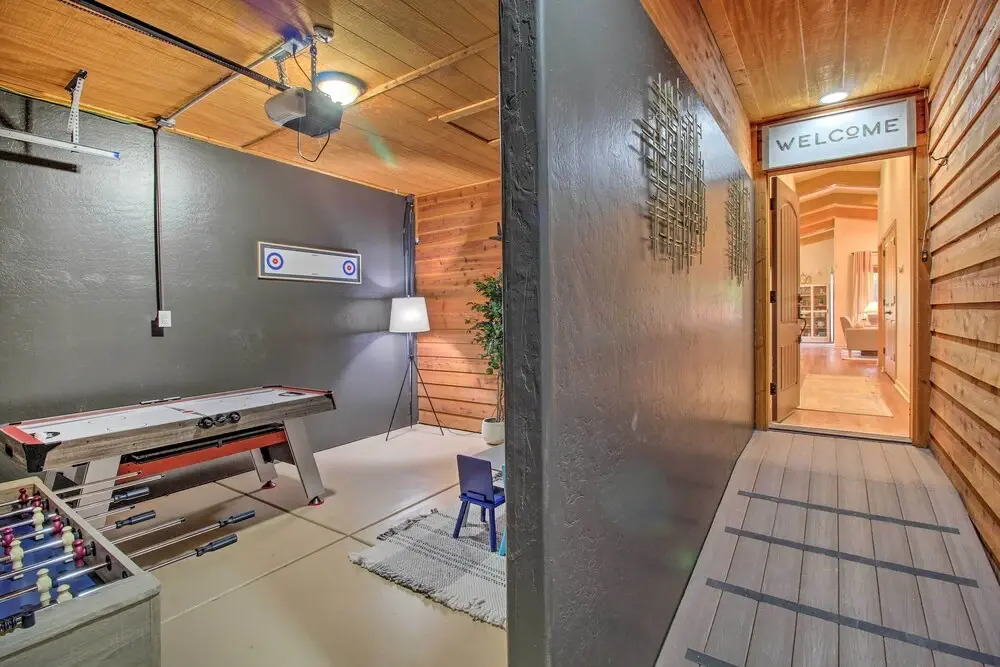 Cabin Getaway w/ Game Room Near Rainbow Lake!