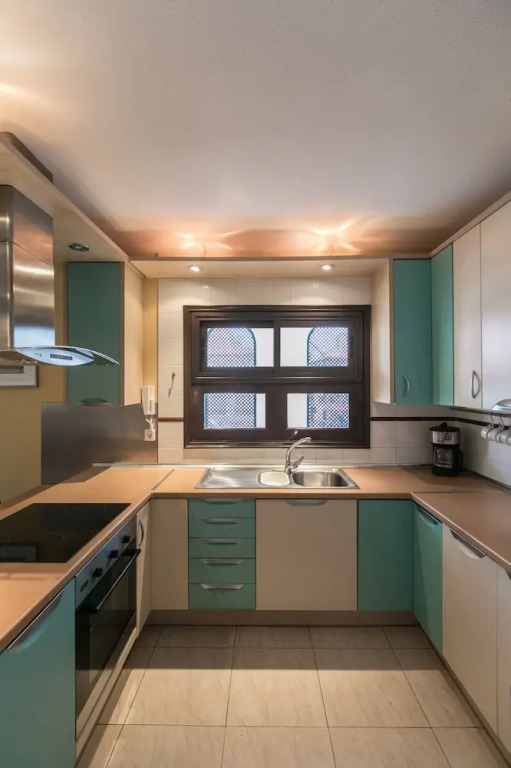 The Midpoint Apartment, Coastal Life Between the Two Beaches