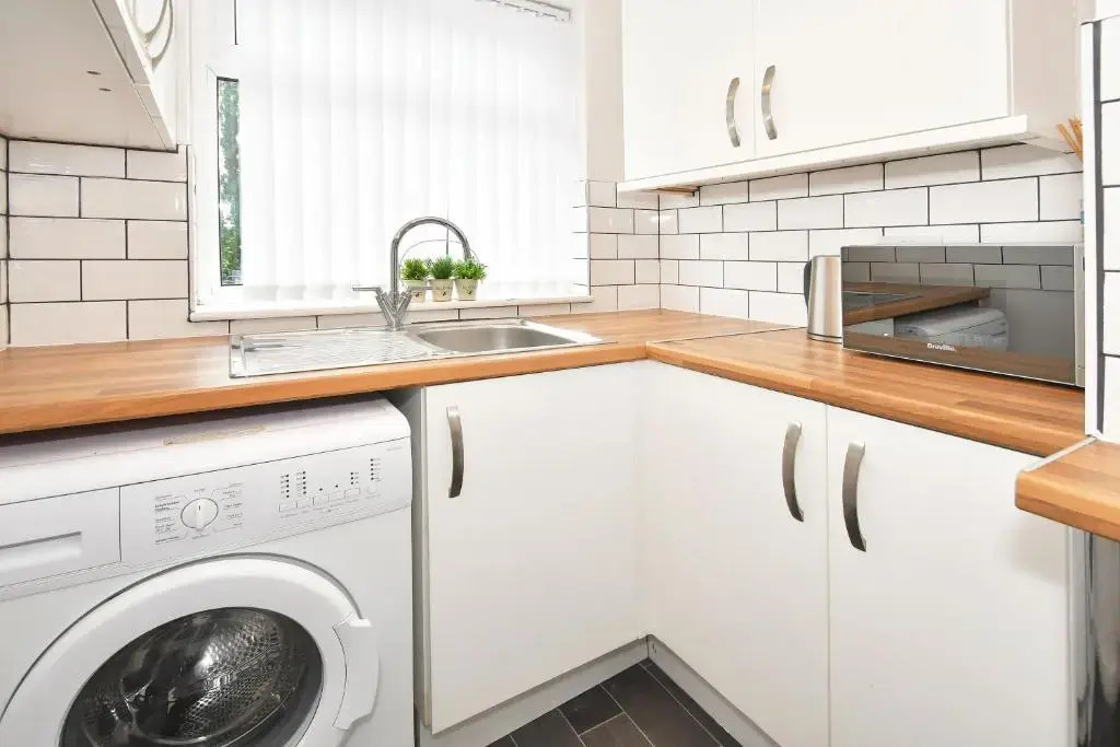 Wistaston House by YourStays 5 Bedroom House with TV in each room