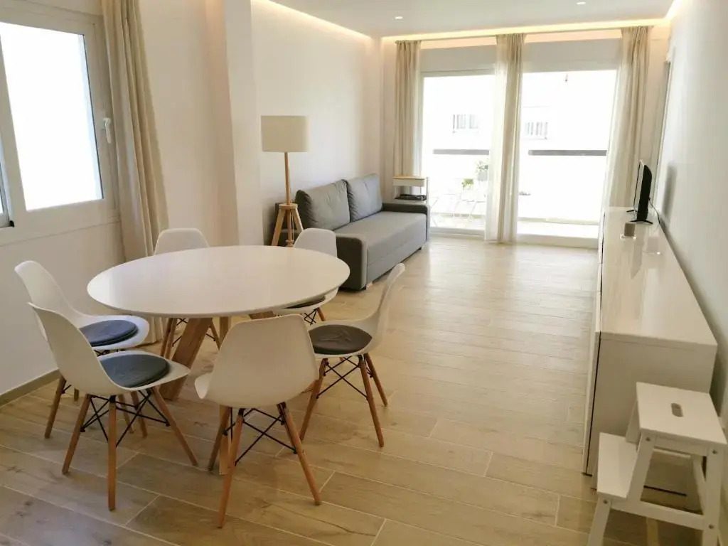 Bright 2 bedroom apt Golden Mile next to beach RDR225