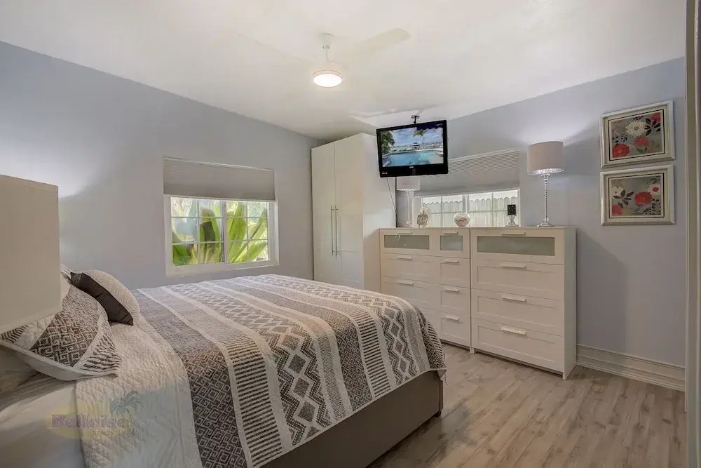 Water Lover's Paradise - Weekly Rental 2 Bedroom Home by Redawning
