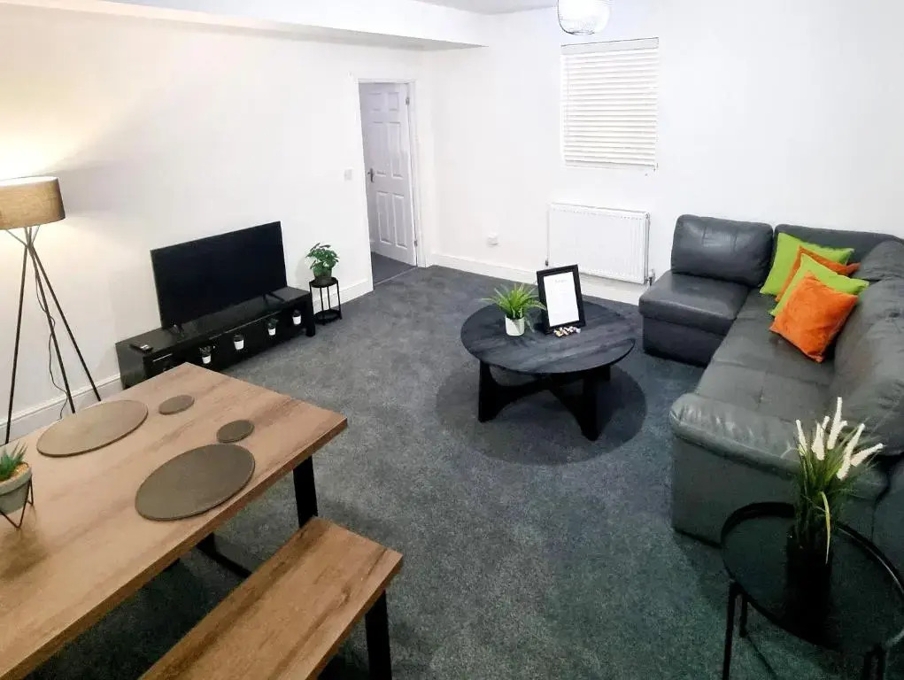 STYLISH 2 Bed APARTMENT WITH PARKING
