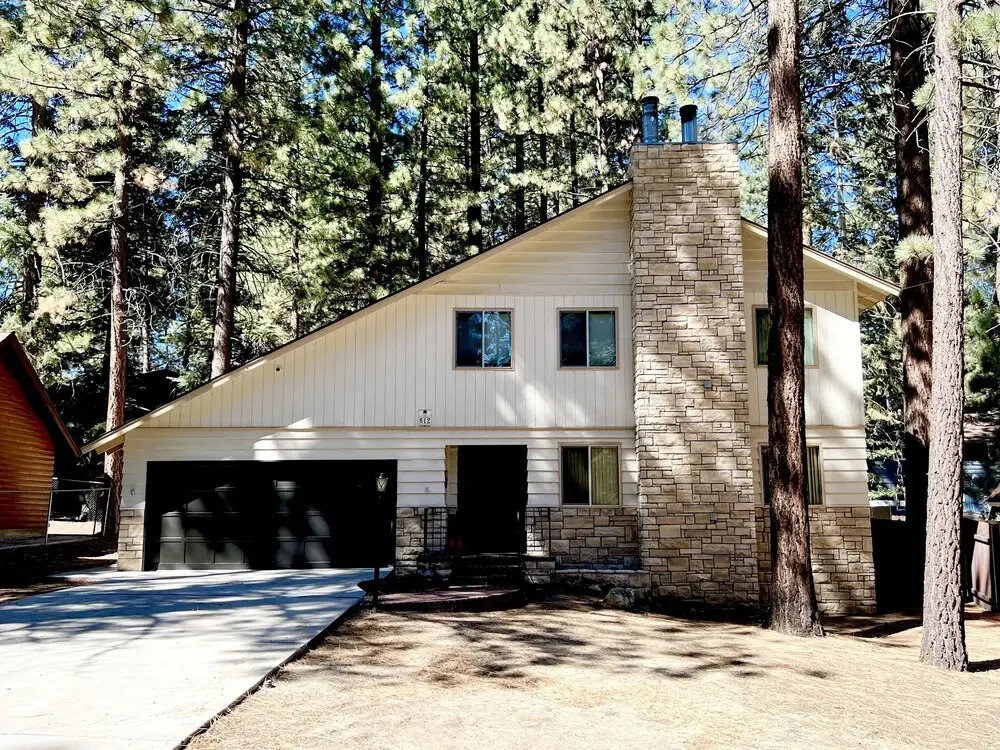 Sky Krest - Located On A Quiet Street In The Middle Of Town. Games! Pool Table! 3 Bedroom Home