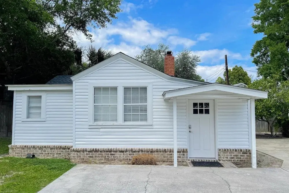 Cozy Cottage Near Beach/bars/dining With Enclosed Yard, AC, & W/D
