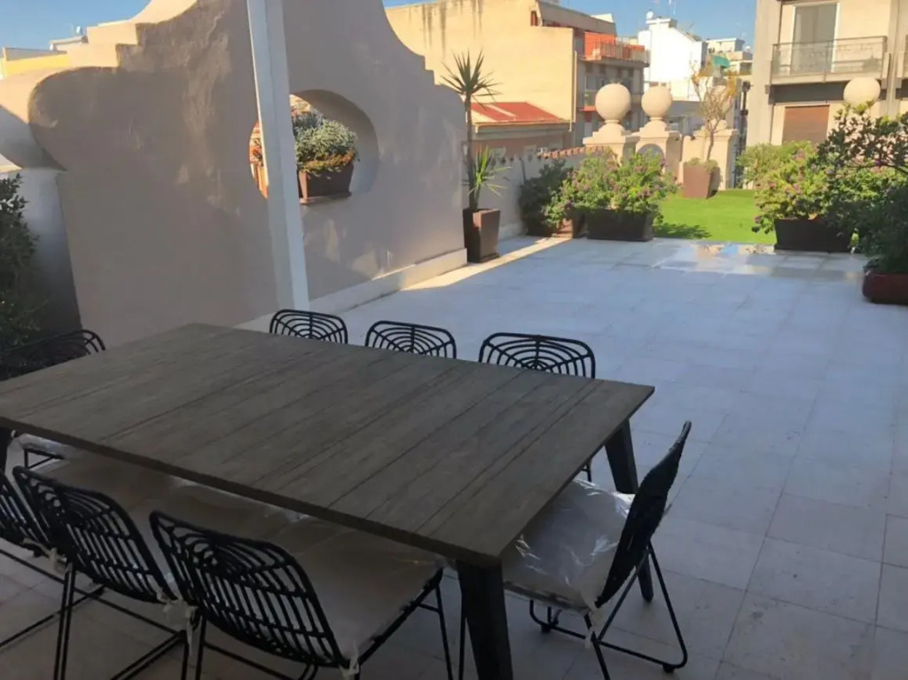 200 ROOMS & TERRACE