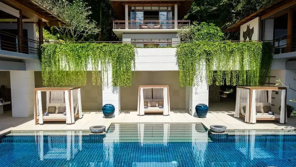 Villa Chelay - Luxury Waterfront Villa
