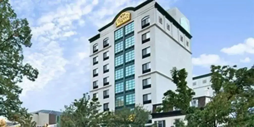 Marco LaGuardia Hotel & Suites