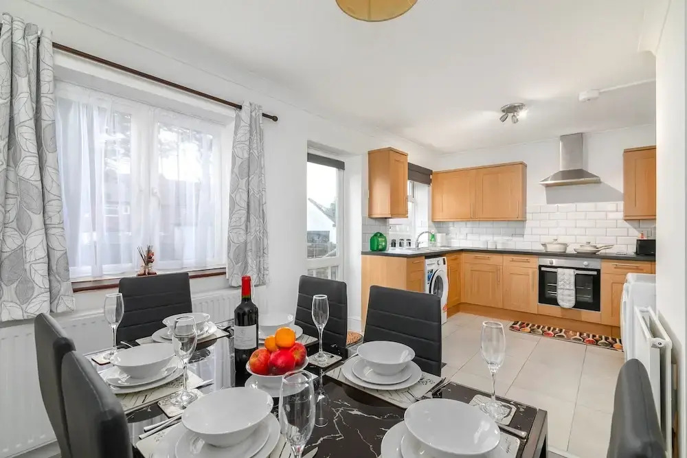 Refurbished 4-bed Family Home-near Central London
