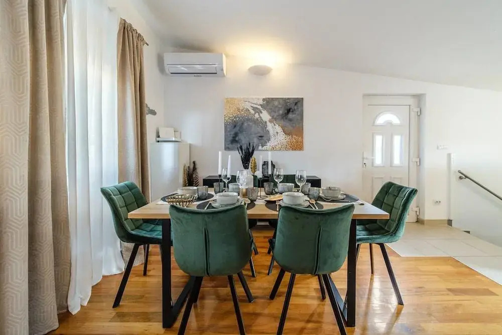 Apartments Tomy