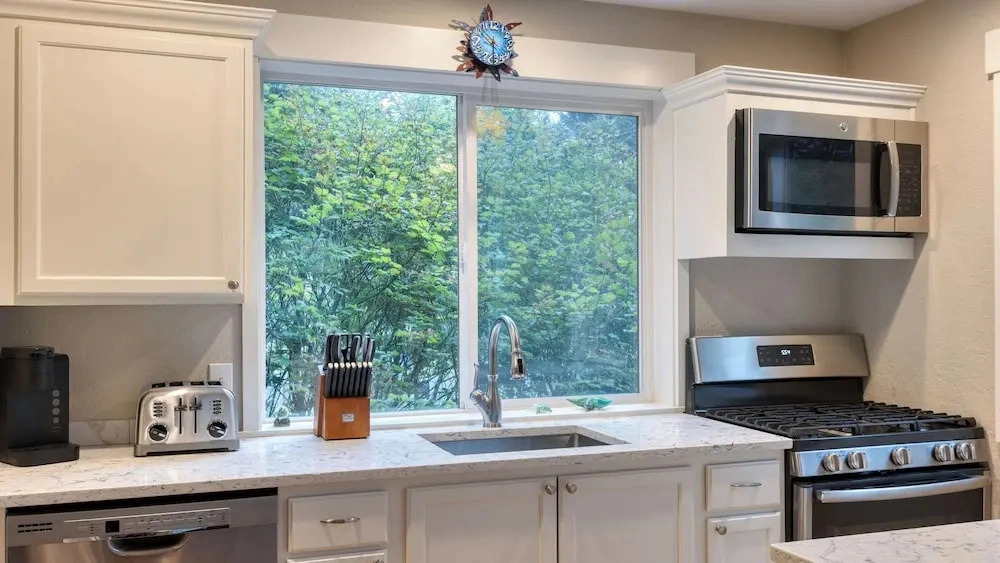 Cozy Cannon Beach Home Near Haystack Rock & Downtown Steps From the Sea by Avantstay
