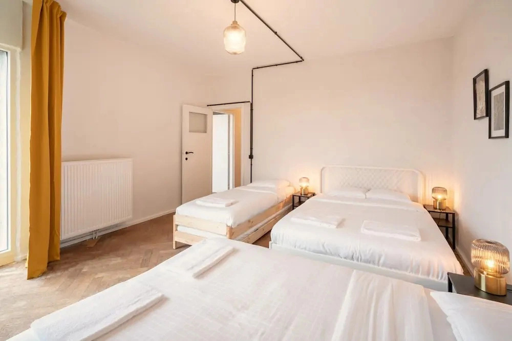 Very Large Central Station 3br/14p Apartment