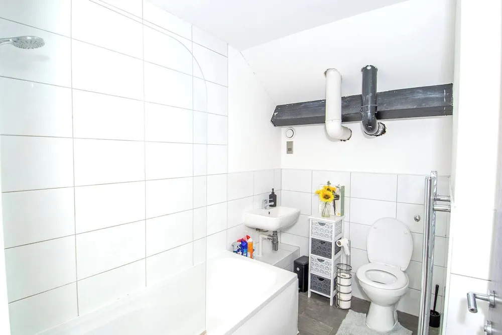 Charming 2-bedroom Apartment in Bradford With City Views