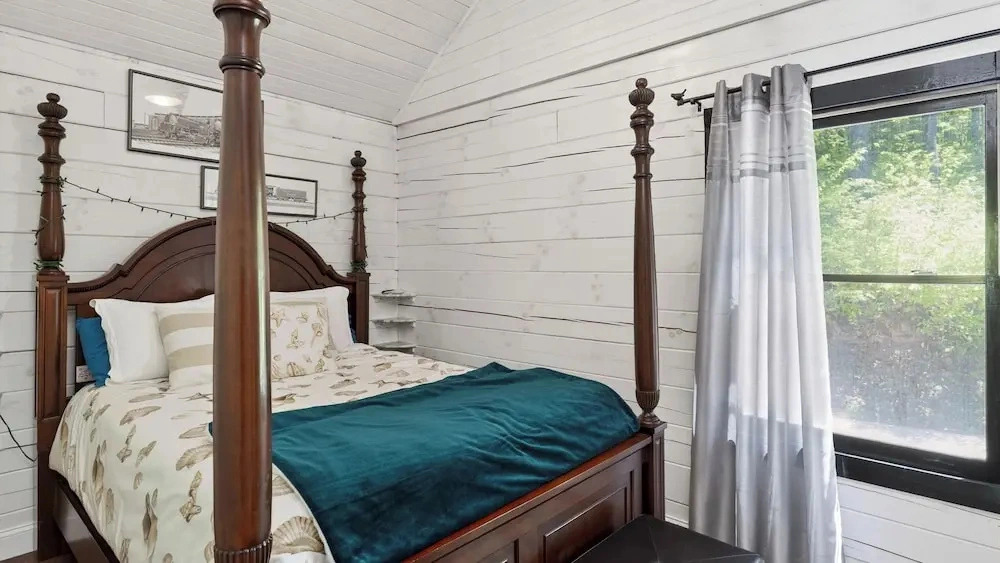 The Hearthwood by Avantstay Cozy Cabin + Bunks Screened Porch + Firepit Table + Grill Mins to Waterfalls + Brevard