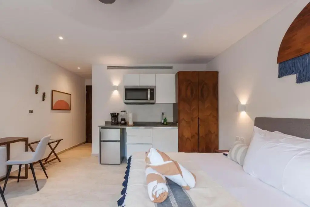 LAGUNAS CENTRAL PARK High tech studio with backyard / Pool & Gym at condo! 2 pax