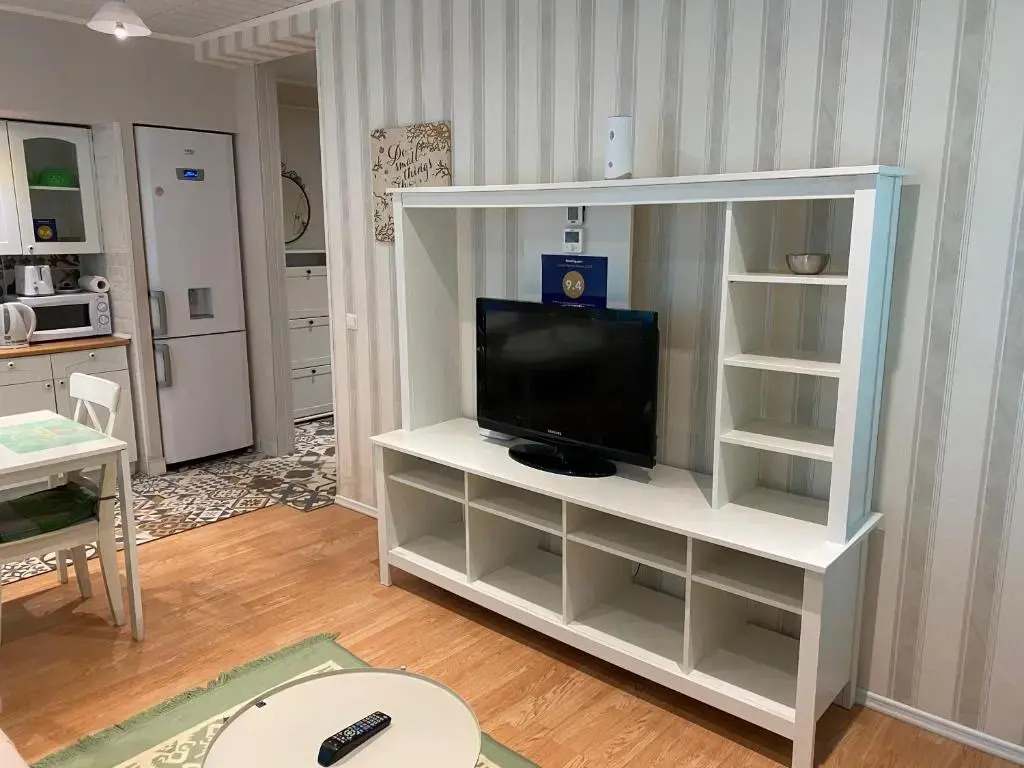 IGI WHITE FLAT with free private parking