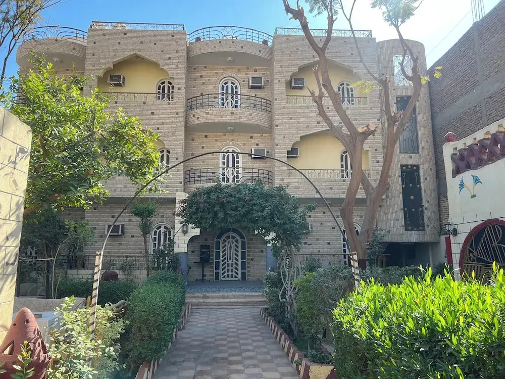 Elphardous Hotel