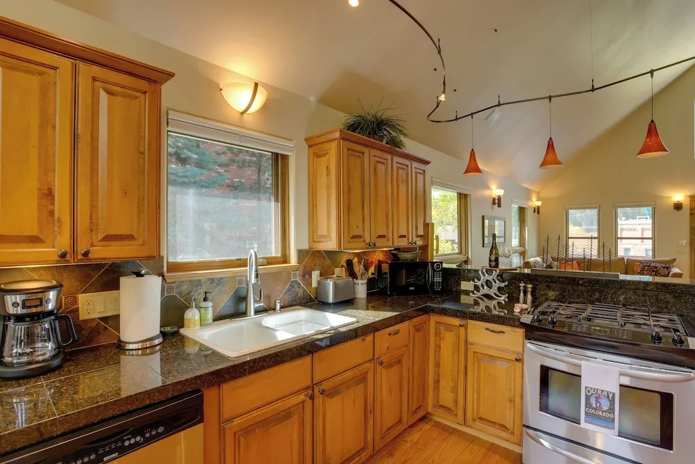 On Main St: 2 Mtn-view Units w/ Yard in Ouray