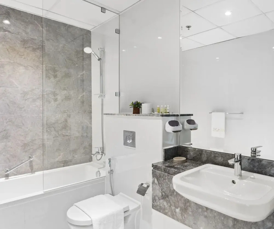 WelHome - Stunning 3BR Apartment with Balcony and Canal View