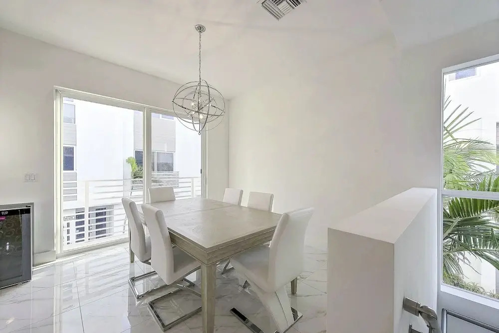 Tri-level Pompano Beach Townhouse by RedAwning