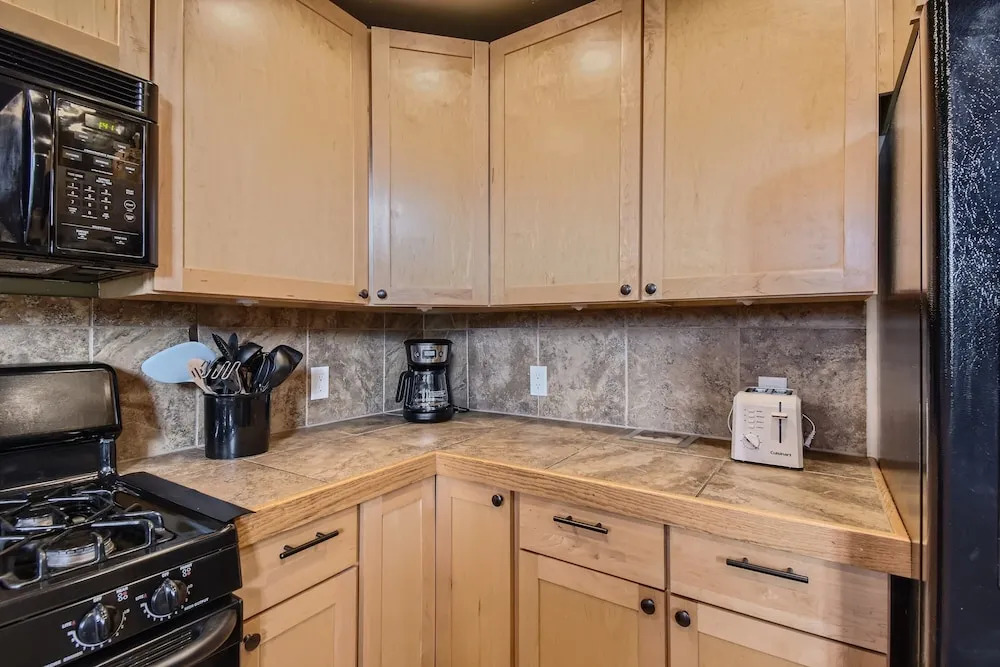 42 Burgundy 4br 3.5ba 4 Bedroom Townhouse by RedAwning