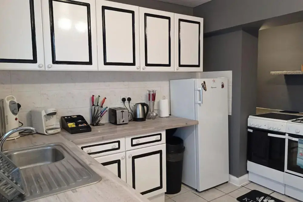 House - Sleeps 8 - Garden - Parking