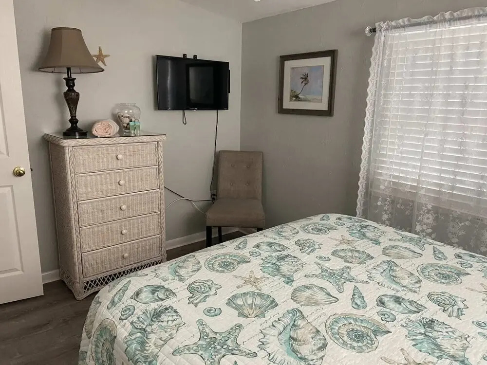 Hibiscus Breeze - Newly Renovated 3 BR Home - Shared Hot Tub