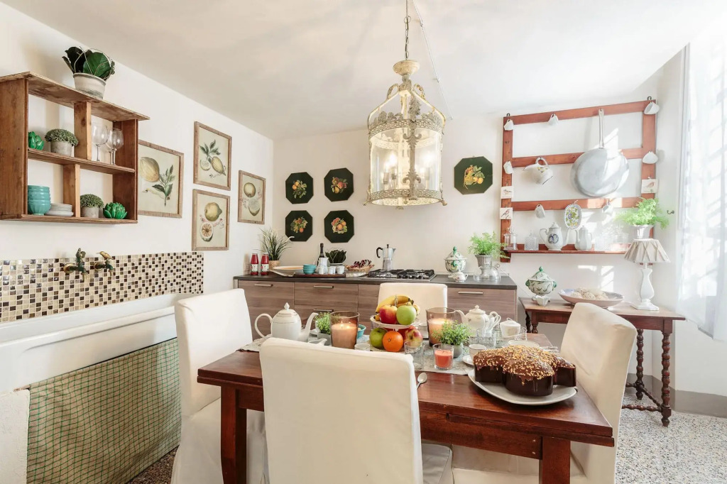 Casa Poggi in Lucca with 5 bedrooms and 3 bathrooms