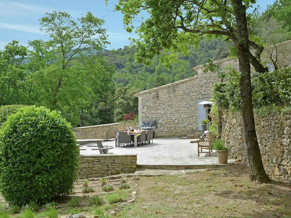 Cozy Villa in Menerbes with Swimming Pool