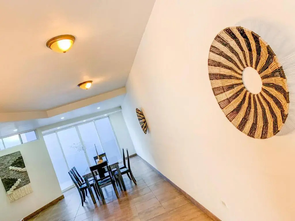 Beautiful 3 BDR 2,5 Bath- Steps from Beach w/PKG