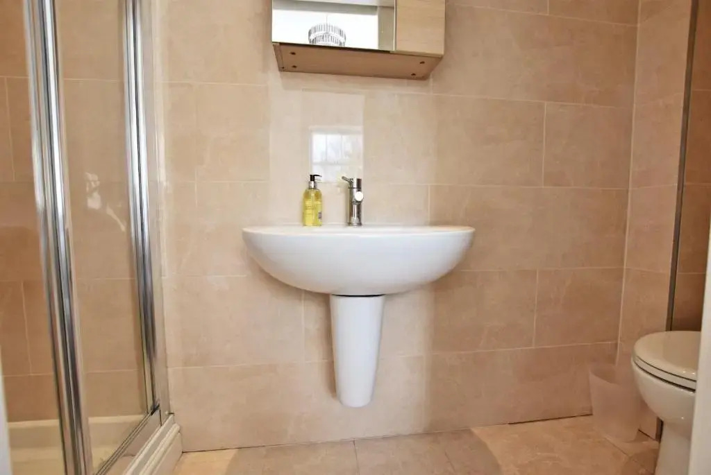 Perfect for Uni and City Stays - Modern 2-Bed with Parking