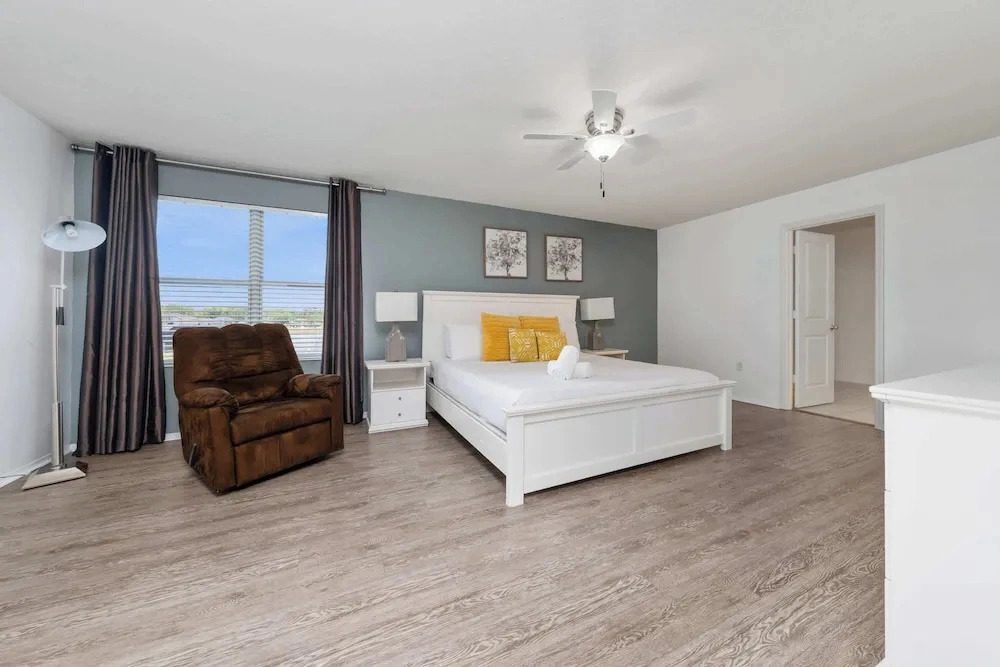 Lakeview 7BR Getaway, Pool, Great Location
