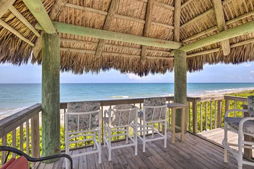 Boat Lovers Paradise: Walk to Private Beach!
