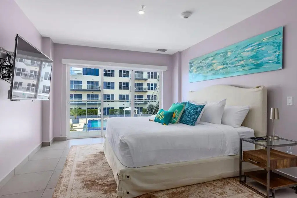 HH-2BS317 - Magnificent Corner Unit with all the Views