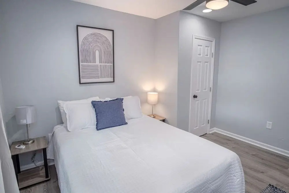 Cozy and Lovely 2BR 1BA Apt#b Near Lively Downtown