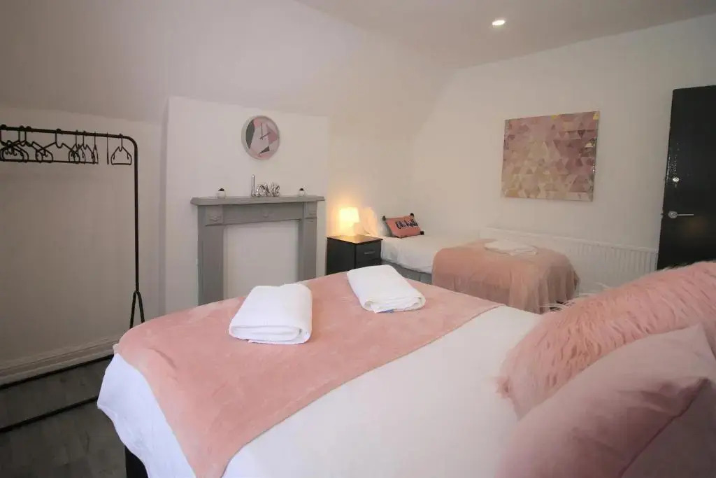 Free Local Parking - Fast WiFi - Sleeps 10 Guests by PROPERTY PROMISE