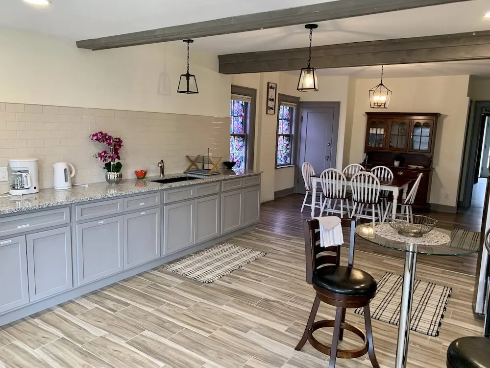The Aquarium Chateau - With Private Yard & Parking, Near Falls, Casino by Niagara Hospitality
