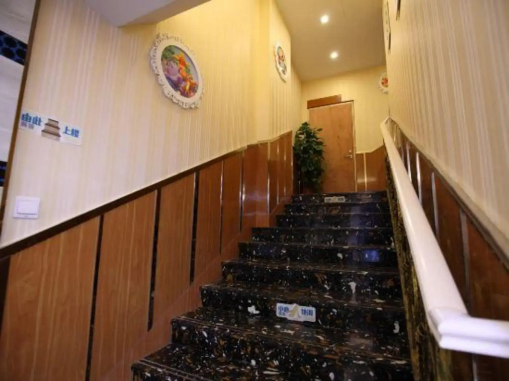 Bear house chain hotel (Shanghai Chuansha subway station store)