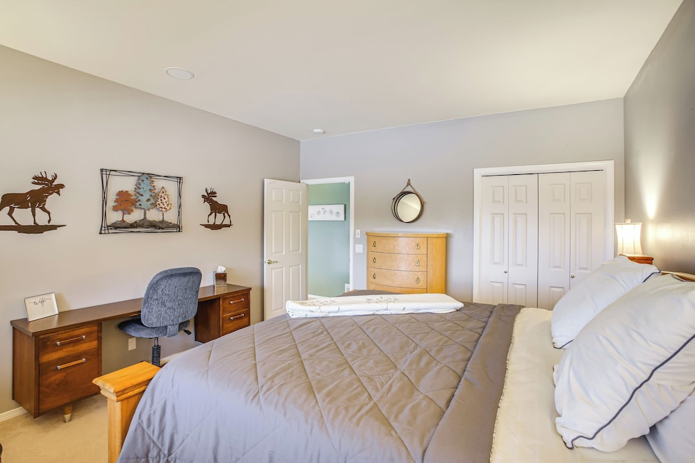 2 Mi to Lake Coeur Dalene! Serene Retreat, Patio