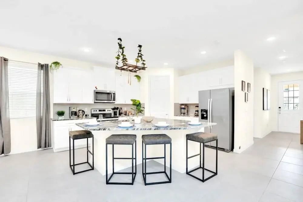 Vibrant 7BR Home With Pool Hot Tub and Games Room
