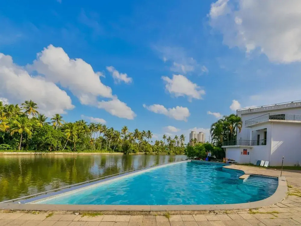 OYO 15459 Home Exotic 2BHK Vyttila