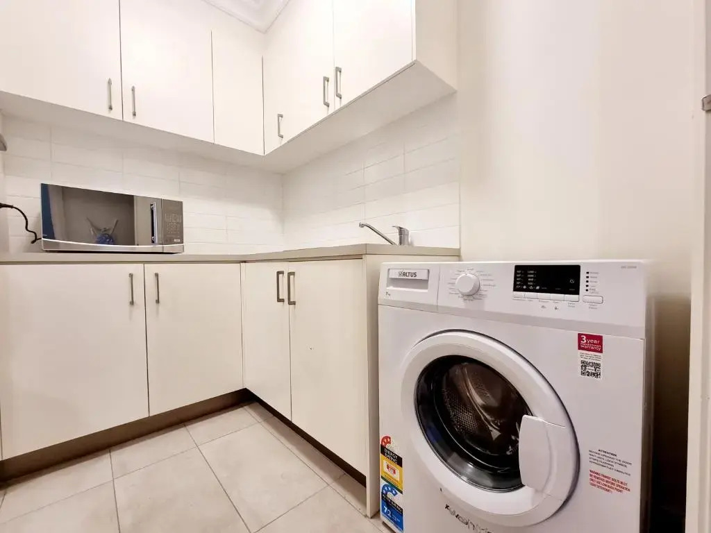 Modern Narre Warren three bedroom townhouse, close to Fountain Gate SC
