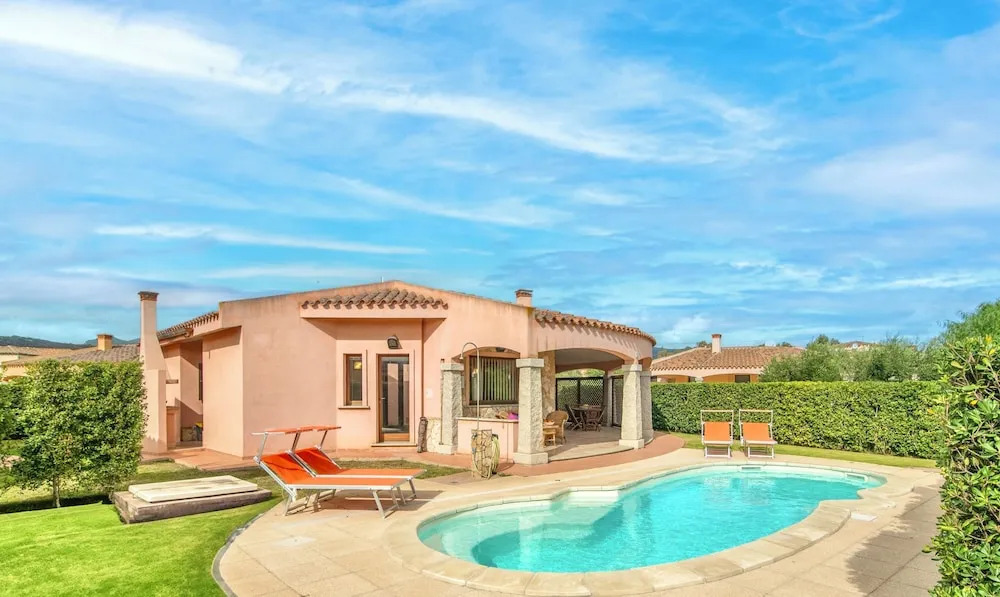 Villas with private pool in Costa Rei