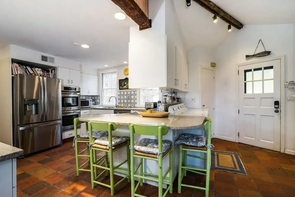 Bedford Big House w Heated Pool & Hot Tub on 4 Acres! Perfect Place to Social Distance and Stay Safe. Super-host Support, Check out our Reviews!