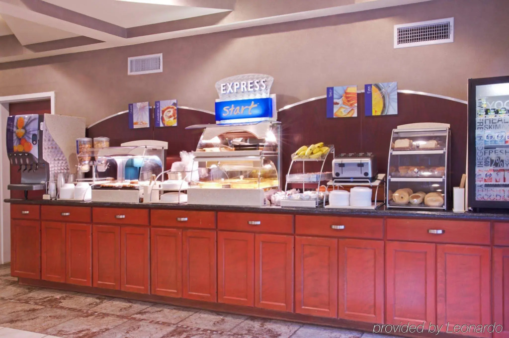 Holiday Inn Express & Suites Alexandria by IHG