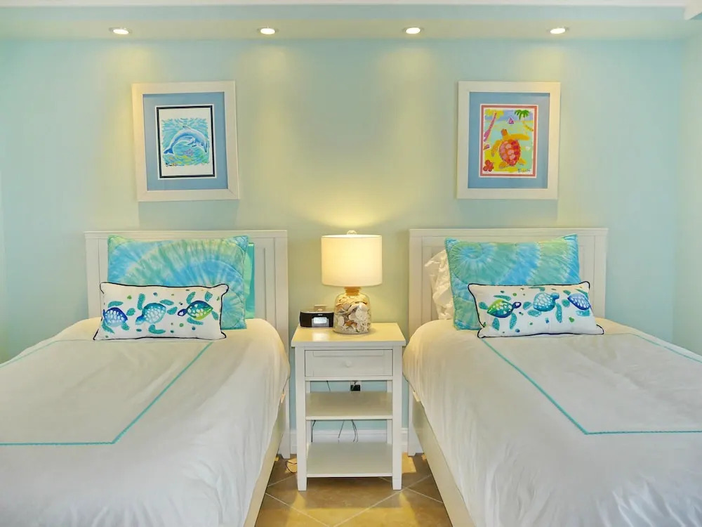 Beachfront Condo With Pool and Dazzling Ocean View