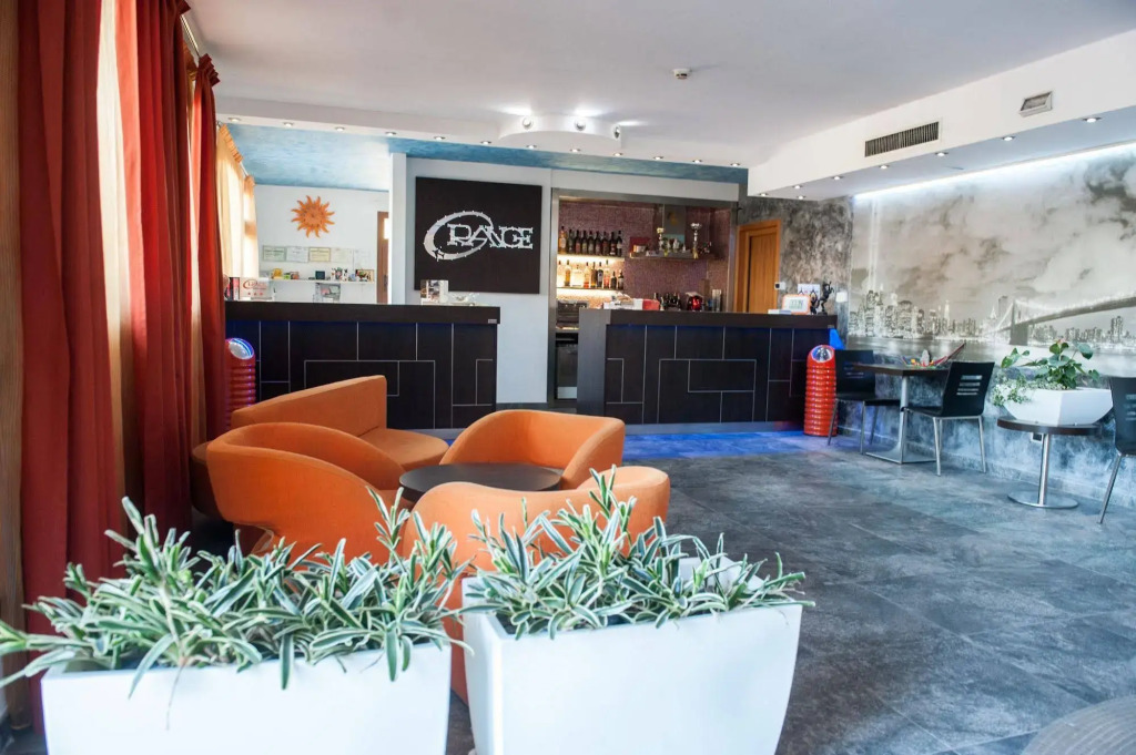 Orange Motel