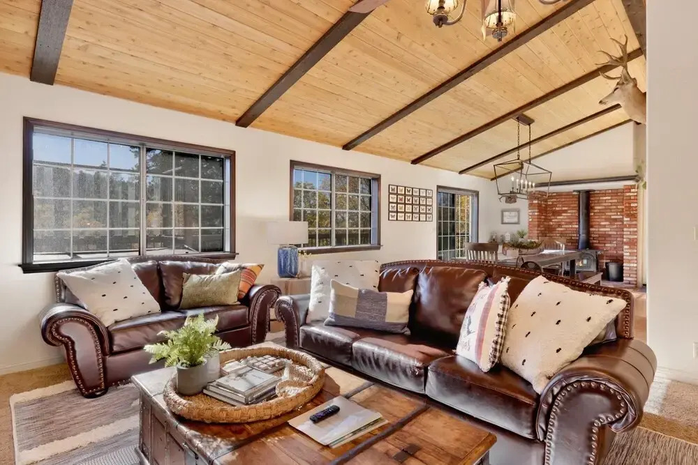 2076-slope View Chalet 3 Bedroom Home by RedAwning