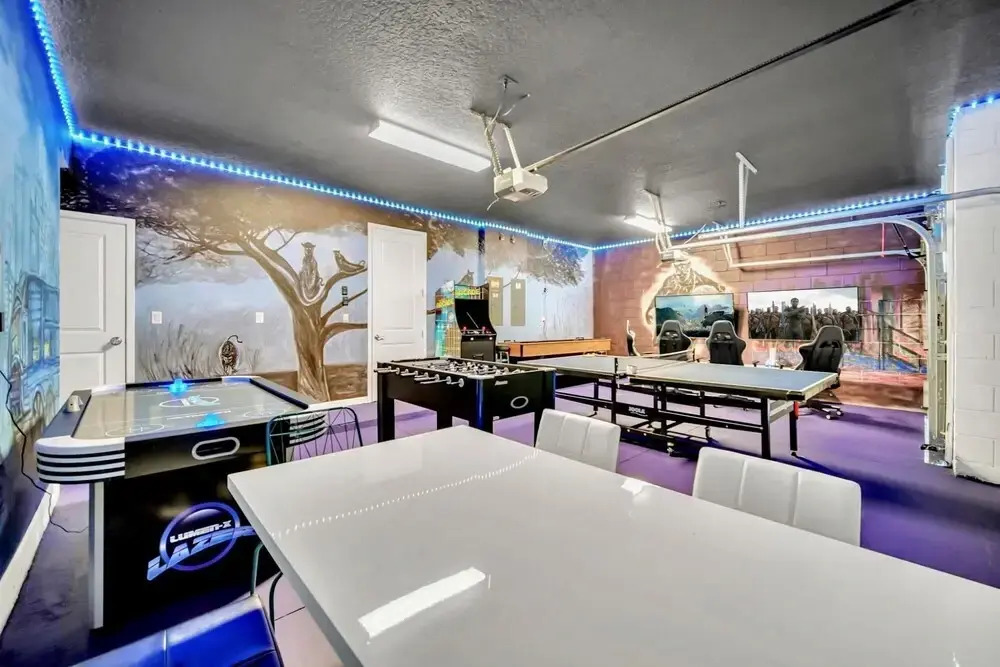 15br Mansion w Private Pool BBQ and Netflix